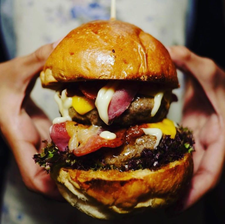 Delivery:  A whole lotta burger @ ‘Junker & Bar’!